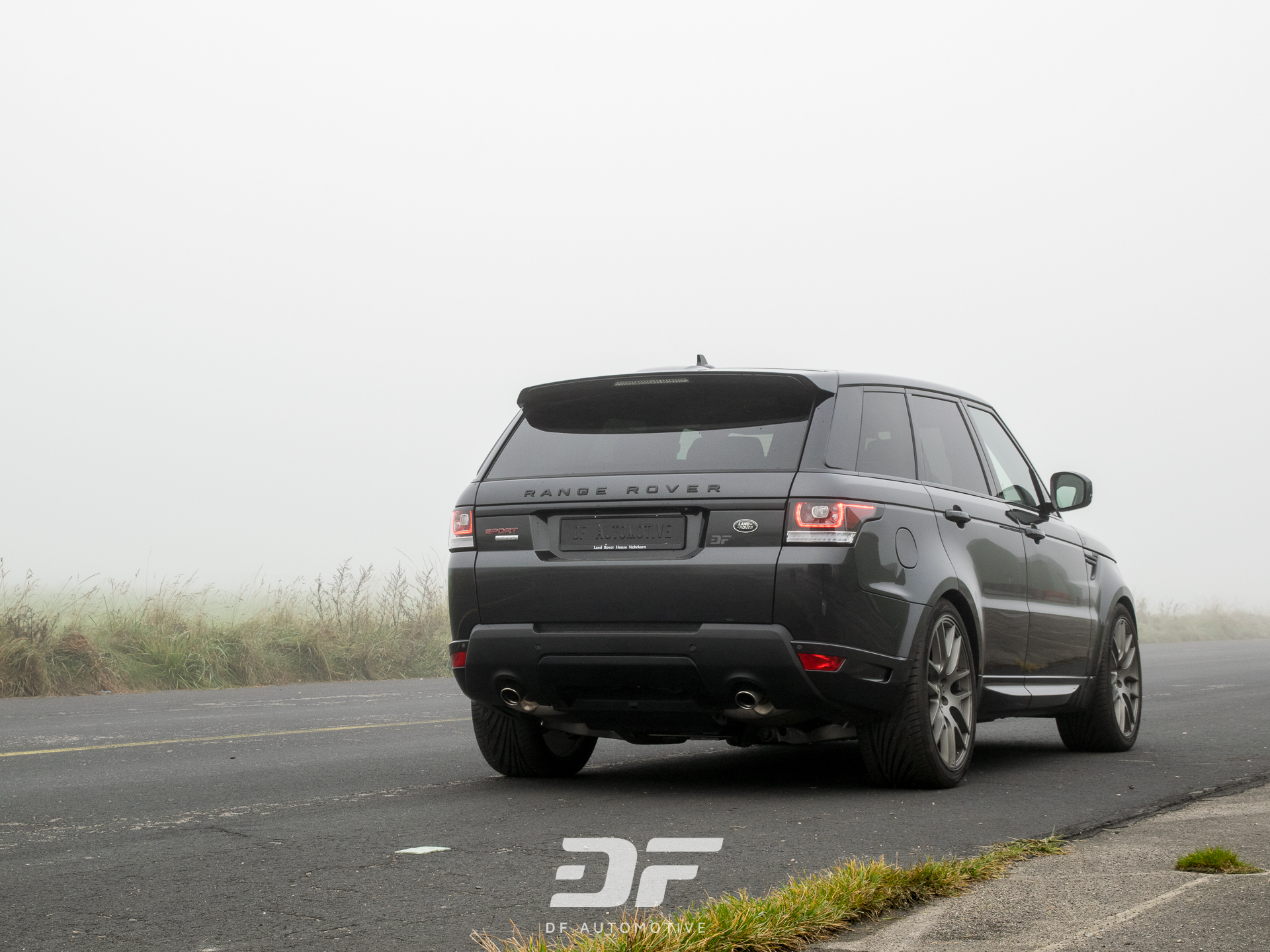 Welche Reifengröße passt auf meine Felgen? Diesem Range Rover SUV stehen seine breiten Reifen hervorragend. Wenn auch die die passende Reifengröße für deine Alufelgen finden möchtest, dann bist du auf unserem Blog genau richtig!
