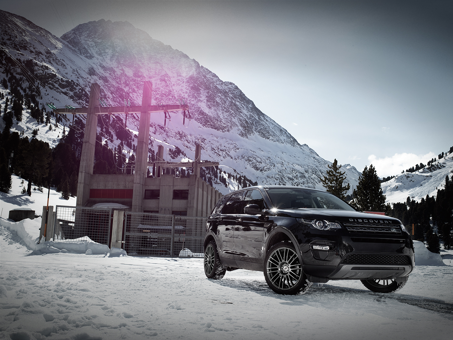 Winterfelgen 2017: Der schwarze Landrover Discovery behält mit den sportlichen Alufelgen von AEZ auch im Winter bei Schnee und Eis seinen Premium-Look. 
