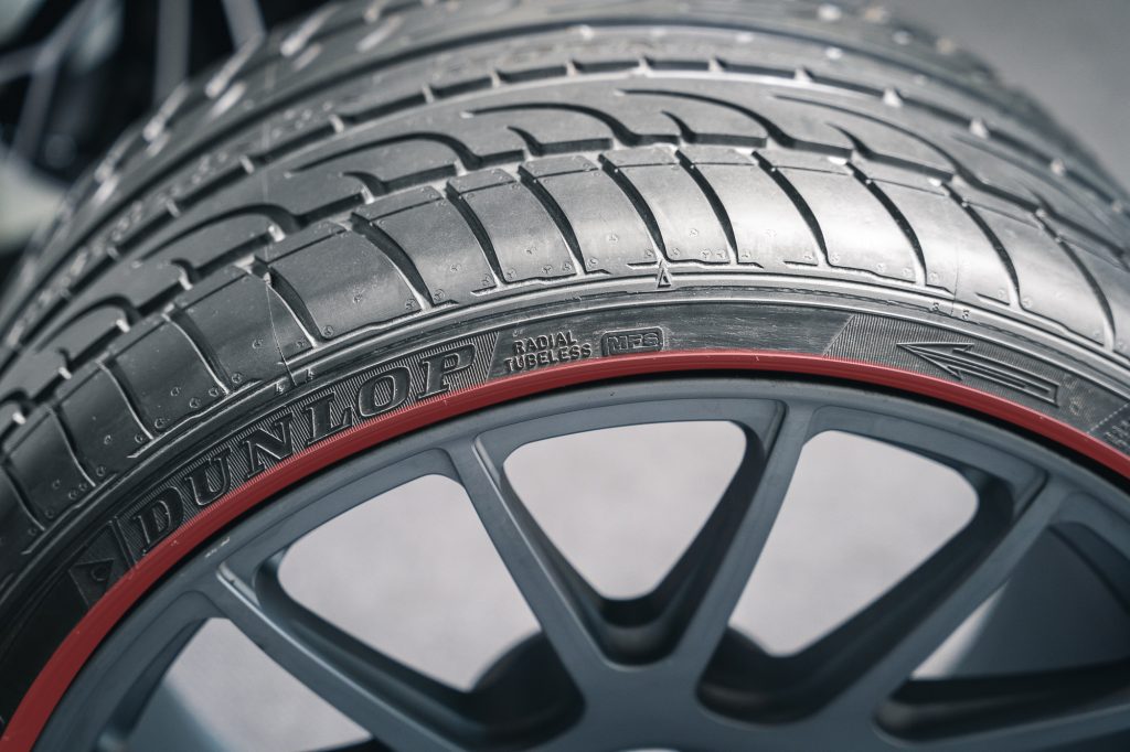 Felgenschutz - So sieht die Felgenschutzleiste rot markiert bei Dunlop aus bei einem HPU Reifen