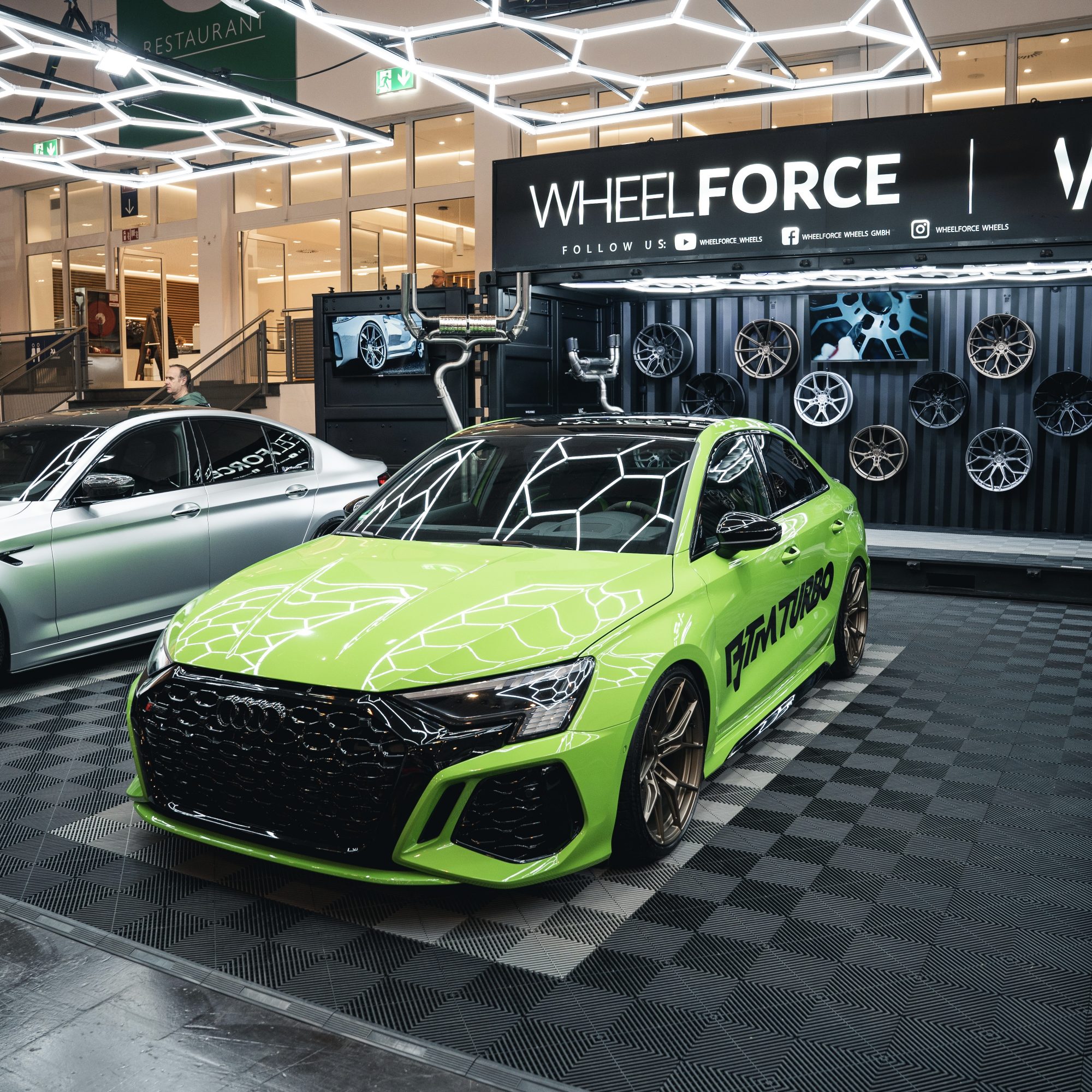 Wheelforce auf der Essen Motor Show 2022 - AUDI RS3 8Y BTM Turbo und WF RACE.ONE FORGED Felgen- Audi Komplettansicht